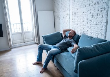 Genç adam depresyon