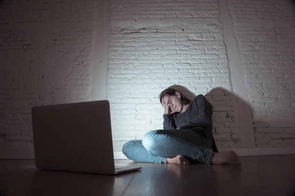 Donna che soffre di cyber bullismo su Internet — Foto Stock