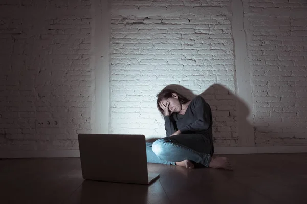 インターネット サイバーいじめに苦しんでいる女性 — ストック写真