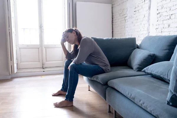 Mujer joven que sufre de depresión — Foto de Stock