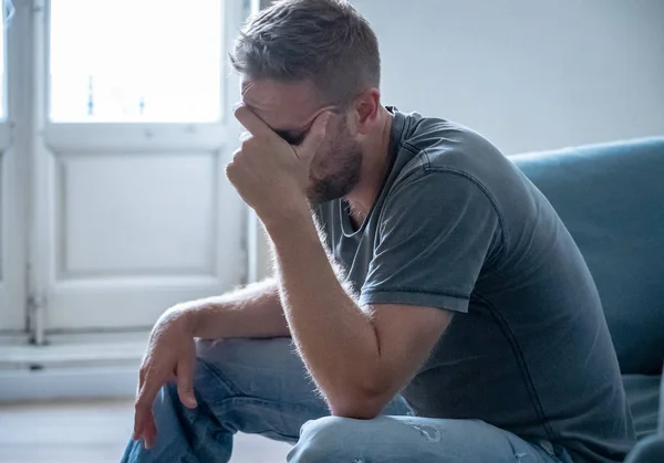 Junger Mann leidet an Depressionen — Stockfoto