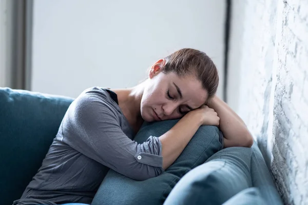 Mujer joven que sufre de depresión — Foto de Stock