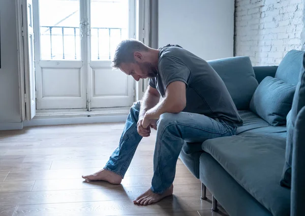 Junger Mann leidet an Depressionen — Stockfoto