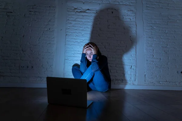 インターネット サイバーいじめに苦しんでいる女性 — ストック写真