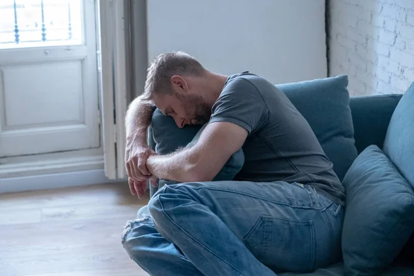 Junger Mann leidet an Depressionen — Stockfoto