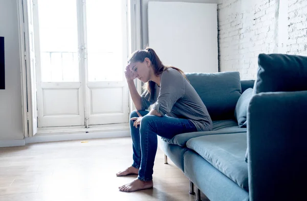 Junge Frau leidet unter Depressionen — Stockfoto