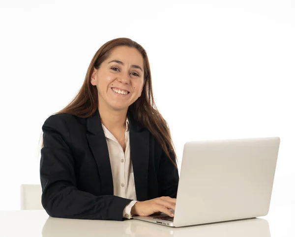 Junge Frau arbeitet am Laptop — Stockfoto