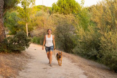 Onunla yürüyen kadın park yapmak