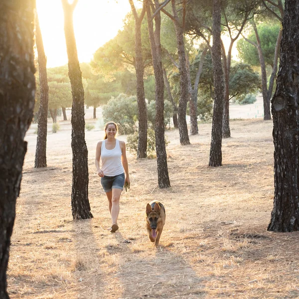 Mulher andando com ela fazer no parque — Fotografia de Stock