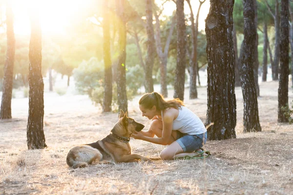 Mulher ensinando e amando seu cão — Fotografia de Stock