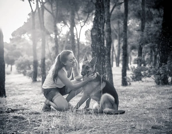 Mujer enseñando y amando a su perro — Foto de Stock