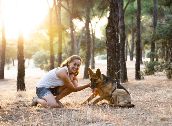 महिला अपने कुत्ते को पढ़ना और प्यार करना — स्टॉक फ़ोटो, इमेज