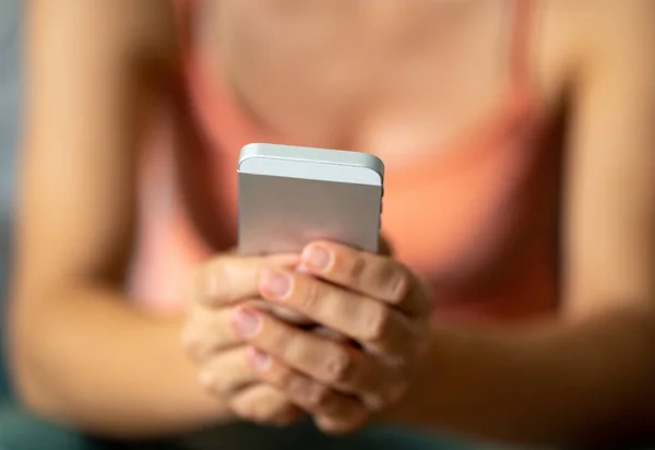 Primer plano mano celebración de teléfono móvil —  Fotos de Stock