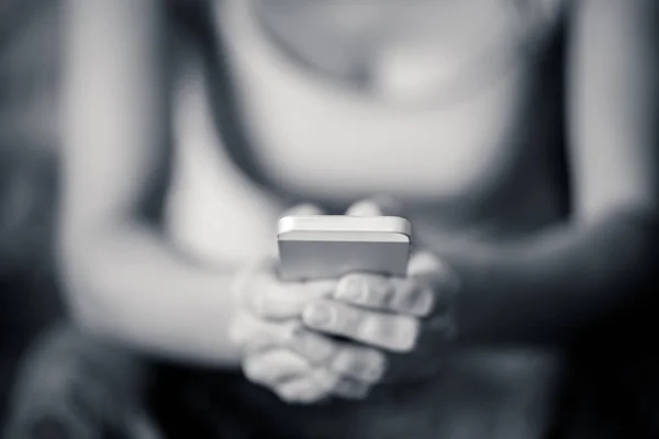 Närbild hand innehav mobiltelefon — Stockfoto