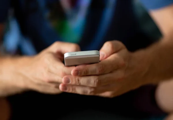 Close-up hand holding mobile phone — Stock Photo, Image