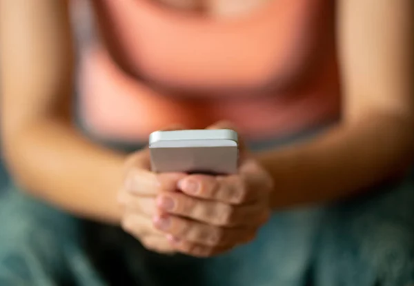 Primer plano mano celebración de teléfono móvil —  Fotos de Stock