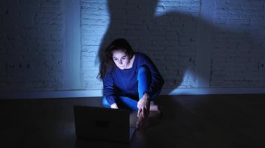 Internet siber zorbalık acı kadın