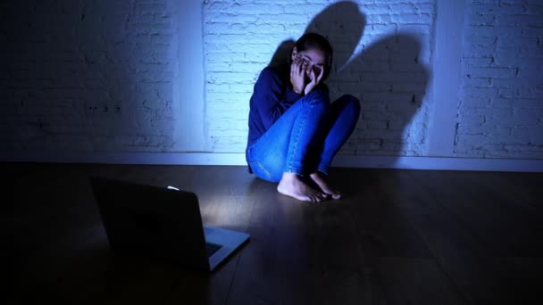Женщина, страдающая от кибер-издевательств в Интернете — стоковое видео