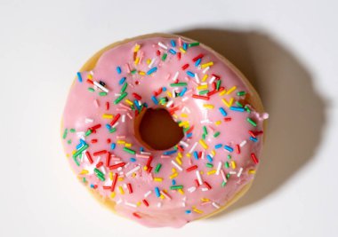 Beyaz arka planda renkli serpiştirilmiş donut