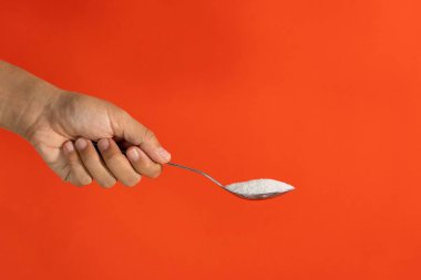 Bir kaşık şeker dolu tutan el