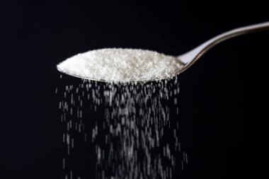 bir kaşık gelen dökme şeker