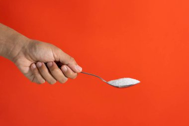 Bir kaşık şeker dolu tutan el