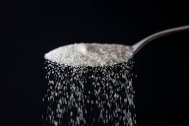 bir kaşık gelen dökme şeker