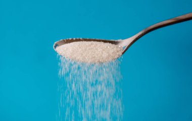bir kaşık gelen dökme şeker