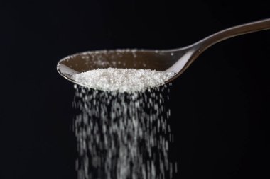 bir kaşık gelen dökme şeker