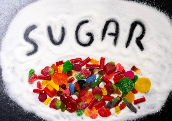 Mezcla de caramelos y palabra escrita azúcar — Foto de Stock