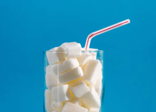 Vidrio con paja con cubos de azúcar — Foto de Stock