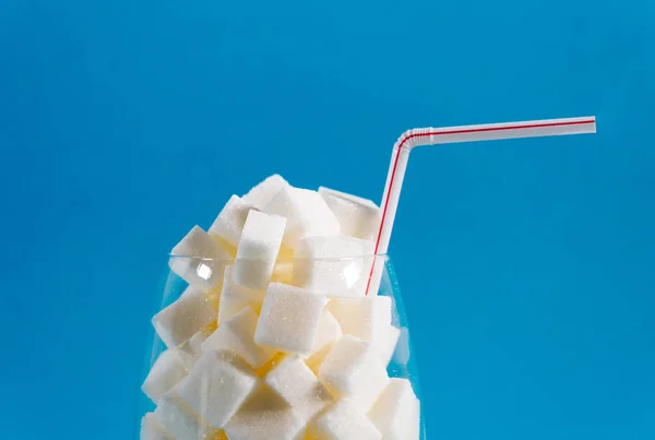 Glas mit Stroh mit Zuckerwürfeln — Stockfoto