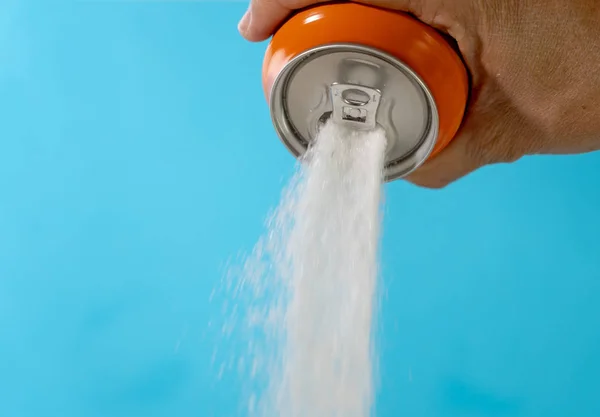 砂糖を注ぐことソーダ缶を持つ手 — ストック写真