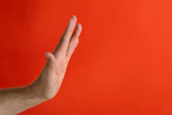 Мужская рука показывает знак стоп — стоковое фото