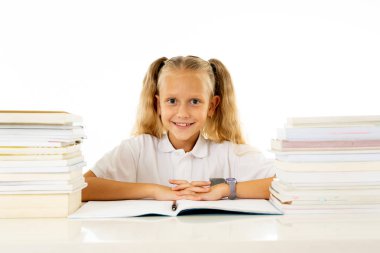 Mutlu güzel şirin küçük kız öğrenci eğitim ve kitap okuma seviyor 
