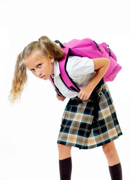 Schattig Klein Meisje Uniform Dragen Zware Grote Roze Rugzak Geïsoleerd — Stockfoto