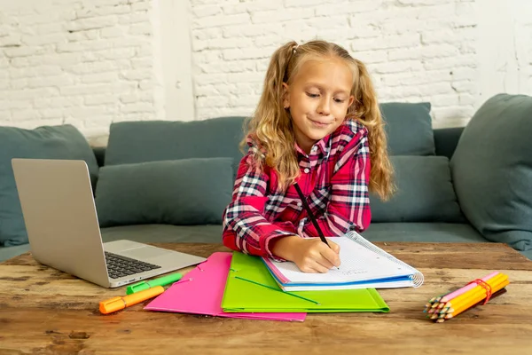 Schattig Kaukasische Vrolijke Elementaire Student Gevoel Gelukkig Terwijl Huiswerk Studeren — Stockfoto