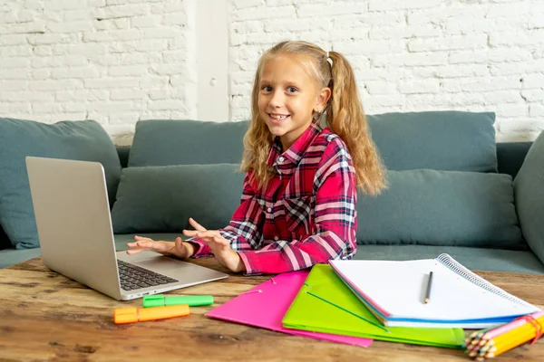 Schattig Kaukasische Vrolijke Elementaire Student Gevoel Gelukkig Terwijl Huiswerk Studeren — Stockfoto