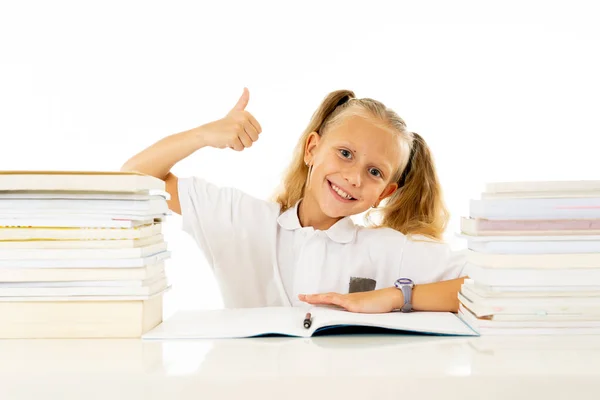 Boldog Szép Aranyos Kis Iskolás Szeret Tanulmányozása Olvasni — Stock Fotó