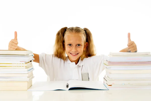Ευτυχής Όμορφη Χαριτωμένο Μικρό Μαθήτρια Αρέσει Μελέτη Και Ανάγνωση Βιβλίων — Φωτογραφία Αρχείου