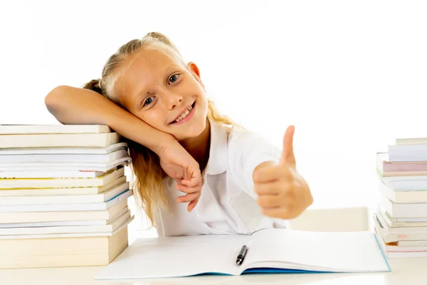 Gelukkig Mooie Schattige Kleine Schoolmeisje Houdt Studeren Lezen Van Boeken — Stockfoto