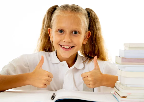 Niedlich Lustig Lächelndes Schulmädchen Das Sich Gut Gelaunt Und Glücklich — Stockfoto
