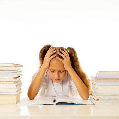 Ödev yaparken stres oturan üzgün ve yorgun şirin kız öğrenci. çok fazla çalışma ve ders kitapları ile korkutur. Çocuk eğitim akademik performans ve okul sistemleri kavramı