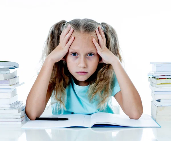 Pequeña Colegiala Frustrada Sintiendo Fracaso Incapaz Concentrarse Lectura Escritura Problema — Foto de Stock