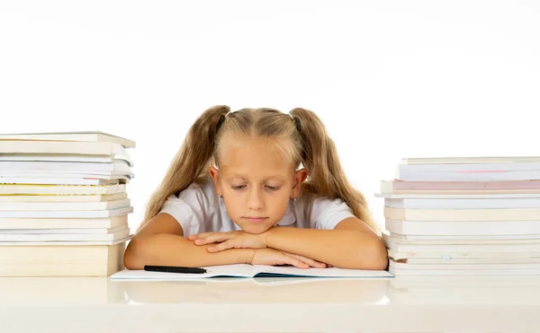 Traurig Und Müde Süße Schulmädchen Stress Sitzen Während Sie Hausaufgaben — Stockfoto