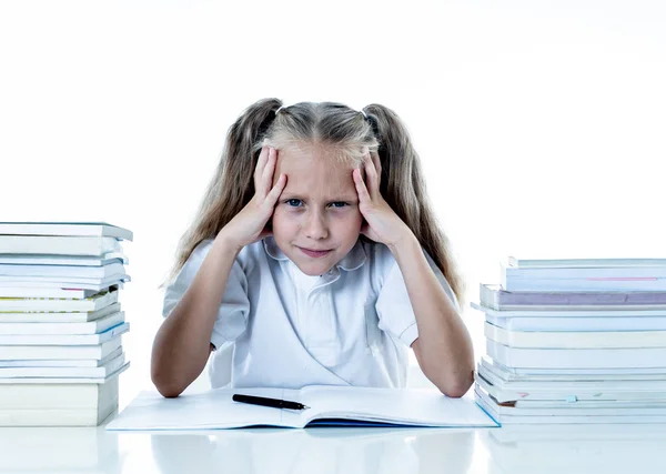 Разочарованная Маленькая Школьница Чувствует Себя Неспособной Сосредоточиться Чтении Письме Проблемы — стоковое фото