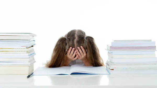 Разочарованная Маленькая Школьница Чувствует Себя Неспособной Сосредоточиться Чтении Письме Проблемы — стоковое фото