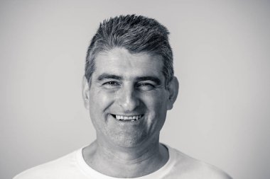 Yakın çekim portre çekici bir orta yaşlı eğlenmek ve mutlu neşeli gülümseyen ve gülerek bakıyor adam kamera insan duyguları yüz ifadeleri mutluluk ve duygular
