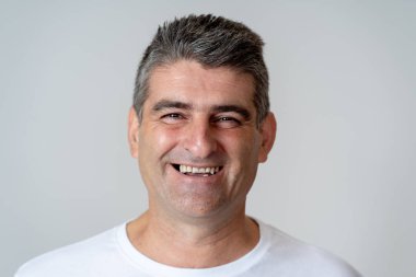 Yakın çekim portre çekici bir orta yaşlı eğlenmek ve mutlu neşeli gülümseyen ve gülerek bakıyor adam kamera insan duyguları yüz ifadeleri mutluluk ve duygular