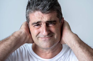 Çekici bir adam üzgün portresi bir depresif depresyon duygu üzüntü ve insan duyguları yüz ifadeleri ve depresyon kavramı üzerinde gri mavi arka plan izole ağrı acı